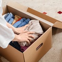 Pudelko z ubraniami pakowanie ubran do pudelka drugie życie Twoich ubrań