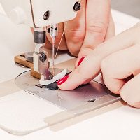 maszyna do szycia zblizenie na reke i stopke maszyny drugie życie Twoich ubrań