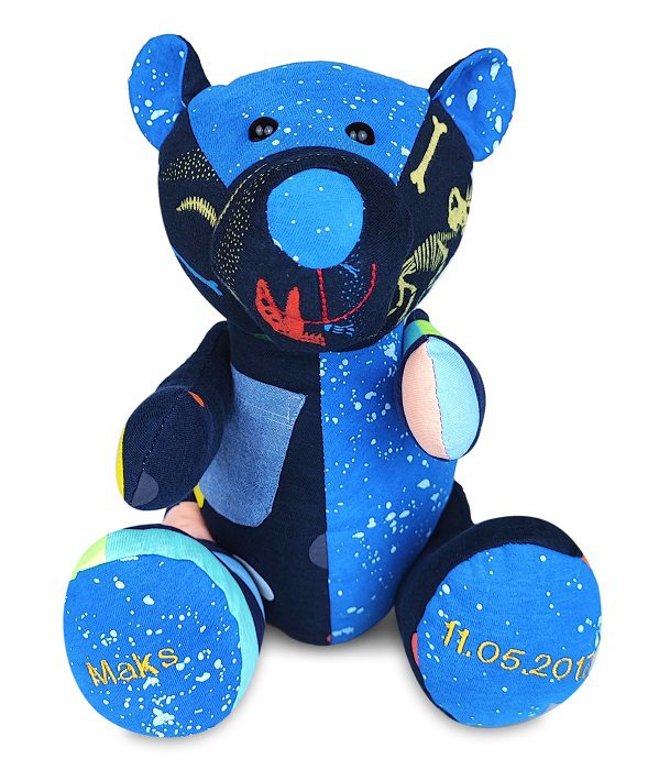 siedzacy przodem mis pluszak uszyty z ubranek dzieciecych na bialym tle