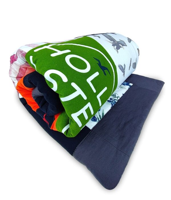 narzuta patchwork zwinieta w rulon na bialym tle