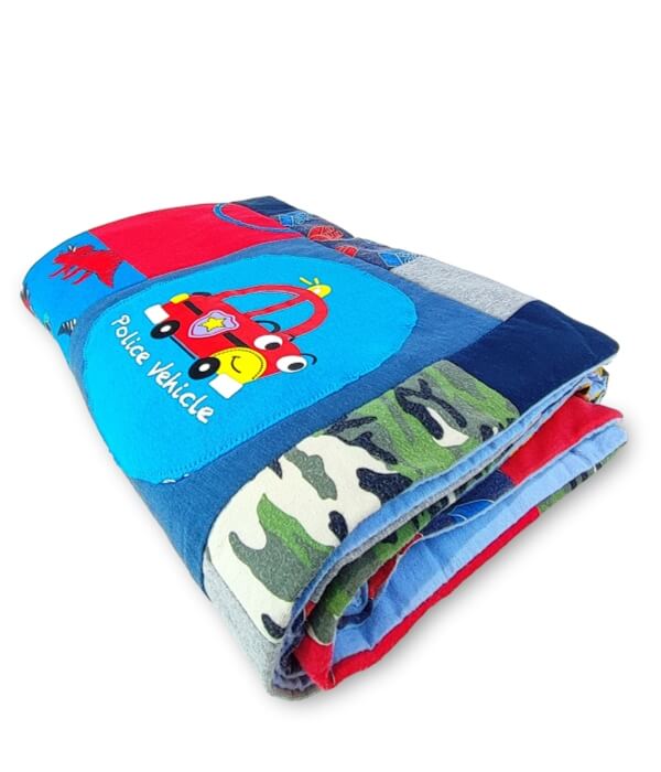 Kocyk patchwork zlozony w kostke na bialym tle