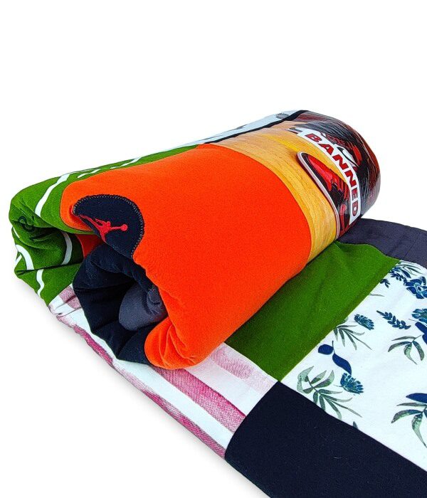 narzuta patchwork zwinieta w rulon na bialym tle