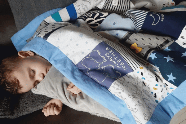 chlopczyk spi pod kocykiem patchwork